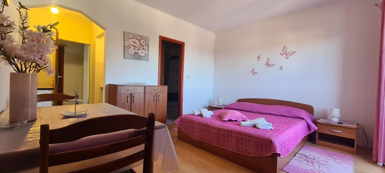 Apartman And Meri Zavala